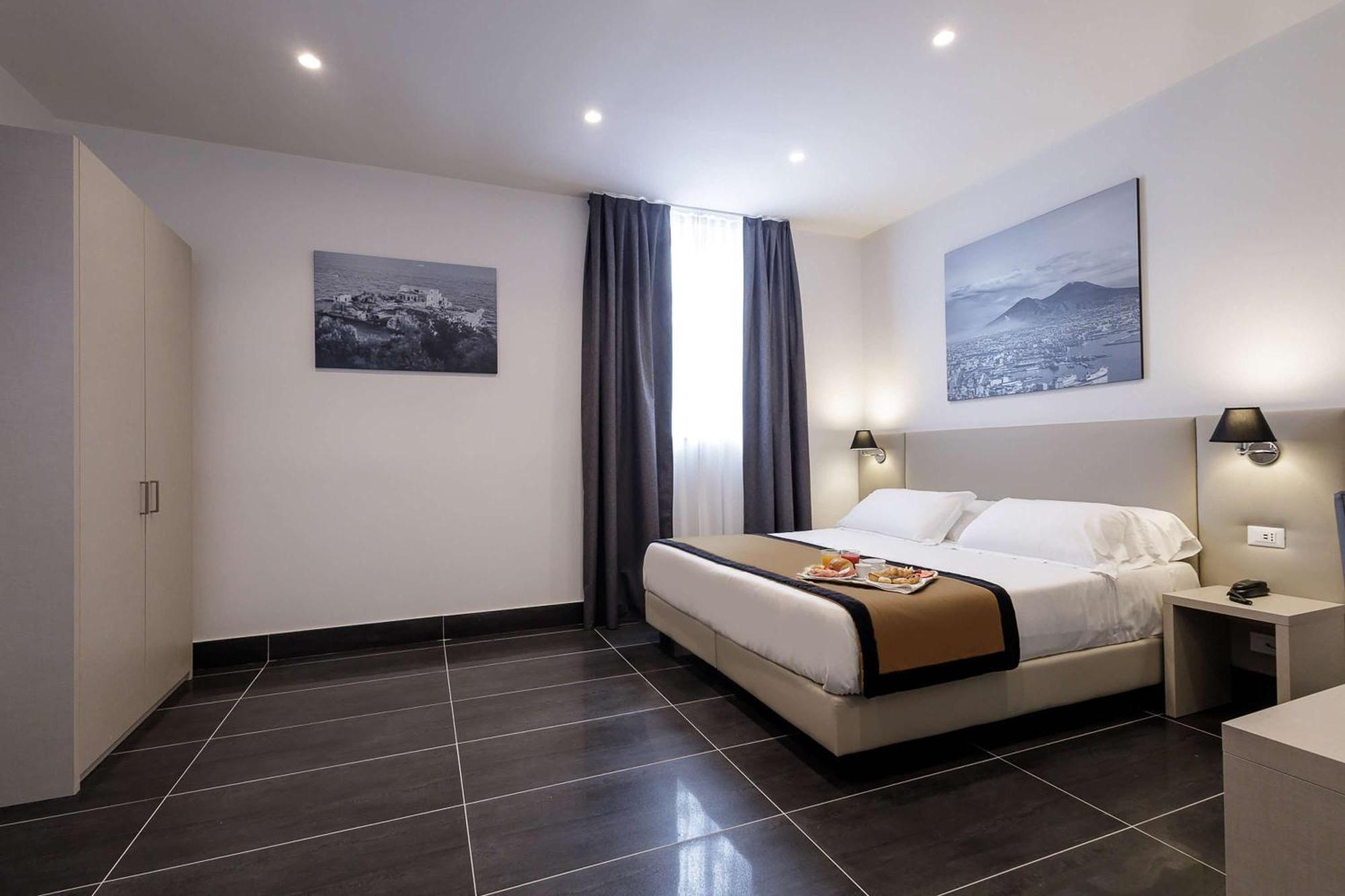 Hotel Dei Mille Napels Buitenkant foto